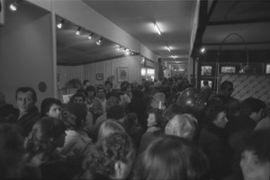 Primi anni '70 - Folla di visitatori all'interno della fiera commerciale.